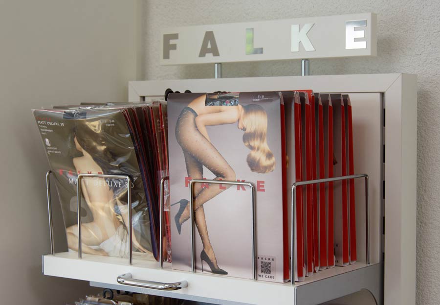 Ausschnitt Produktregal der Firma FALKE